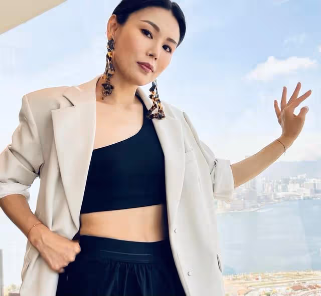 突發!42歲香港知名女歌手自曝一家五口全部確診,被大女兒傳染