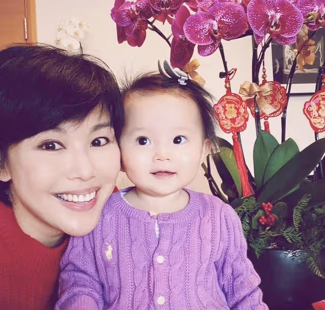 突發!42歲香港知名女歌手自曝一家五口全部確診,被大女兒傳染