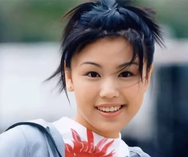 突發!42歲香港知名女歌手自曝一家五口全部確診,被大女兒傳染