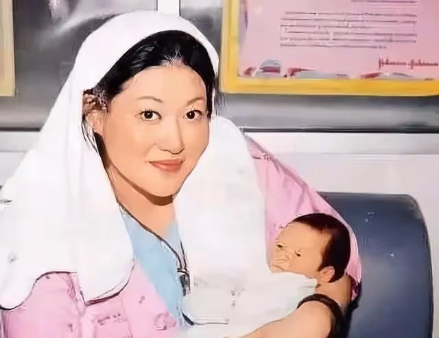 知名已故女星遺孤近照曝光！留鬍鬚男人味十足，自覺長相100分