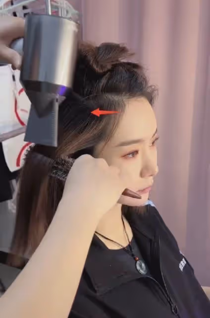 戚薇懷二胎實錘，穿寬鬆大衣孕肚明顯，直播間行為舉止不打自招！