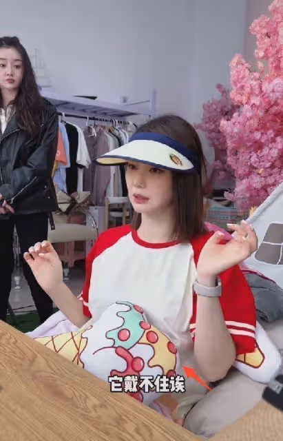 戚薇懷二胎實錘，穿寬鬆大衣孕肚明顯，直播間行為舉止不打自招！