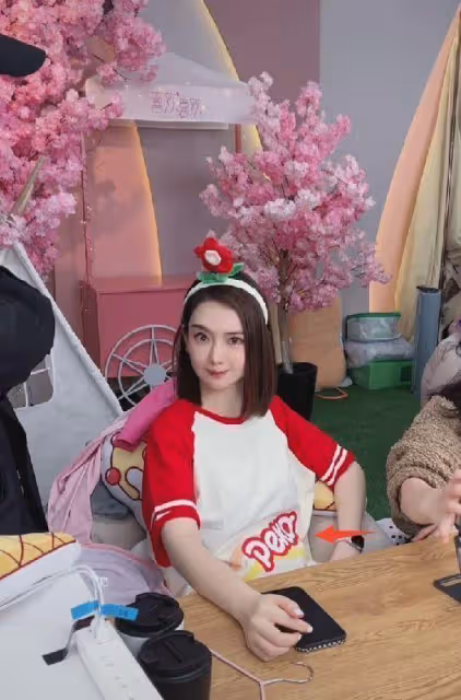 戚薇懷二胎實錘，穿寬鬆大衣孕肚明顯，直播間行為舉止不打自招！