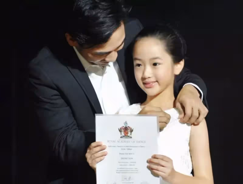 有一種驚豔叫吳尊女兒,9歲近照曝光「一雙無敵大長腿」,氣質也越來越出眾,網友:高攀不起了