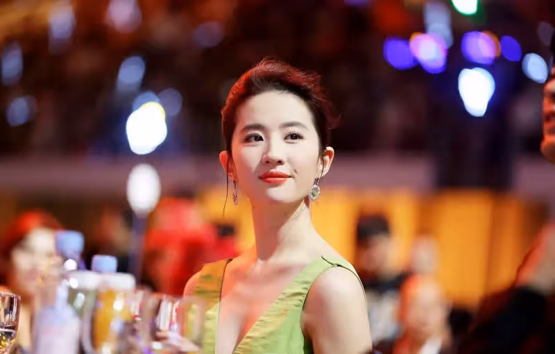 劉詩詩罕見與劉亦菲「同框」！氣質如蘭的詩詩，遇到天仙劉亦菲也只能淪為「背景」？