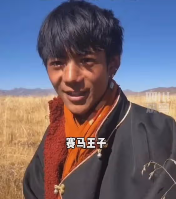 丁真全家基因有多強?舅舅神似鄭伊健,弟弟還長著一張超模臉