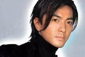 丁真全家基因有多強?舅舅神似鄭伊健,弟弟還長著一張超模臉