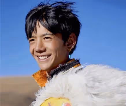丁真全家基因有多強?舅舅神似鄭伊健,弟弟還長著一張超模臉