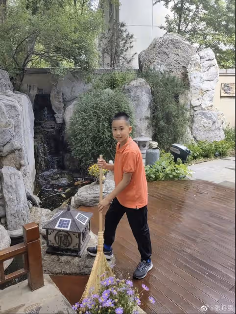 趙文卓曬勞動節日常，一雙兒女打掃豪宅庭院，6歲女兒像極爸爸