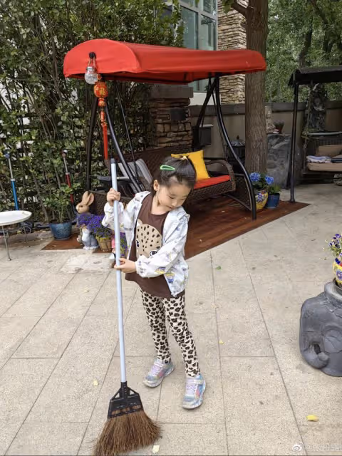 趙文卓曬勞動節日常，一雙兒女打掃豪宅庭院，6歲女兒像極爸爸