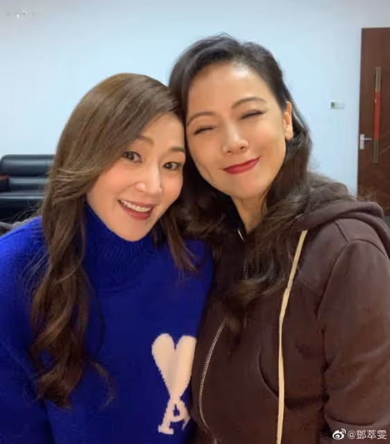 回憶殺!萬綺雯與鄧萃雯罕見同框,兩人嘟嘴自拍,相差5歲狀態佳
