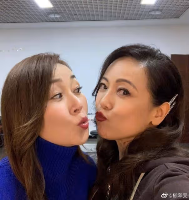回憶殺!萬綺雯與鄧萃雯罕見同框,兩人嘟嘴自拍,相差5歲狀態佳