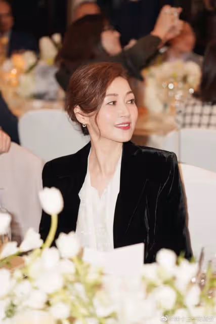 回憶殺!萬綺雯與鄧萃雯罕見同框,兩人嘟嘴自拍,相差5歲狀態佳