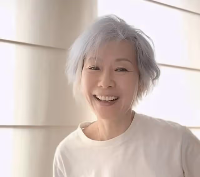 59歲葉童滿頭灰白髮全素顏出鏡!身材消瘦,網友直呼不敢認