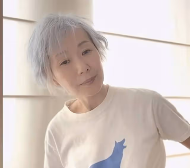 59歲葉童滿頭灰白髮全素顏出鏡!身材消瘦,網友直呼不敢認
