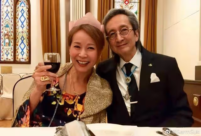 59歲葉童滿頭灰白髮全素顏出鏡!身材消瘦,網友直呼不敢認