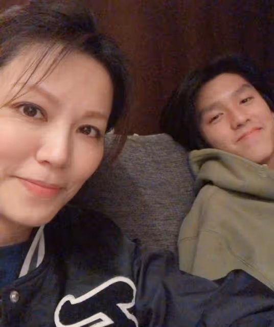 林曉峰前妻罕曬母子合影,1米86長子帥氣十足,是羽毛球運動健將