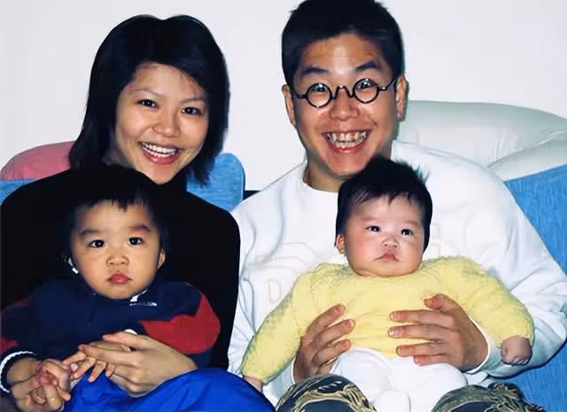 林曉峰前妻罕曬母子合影,1米86長子帥氣十足,是羽毛球運動健將