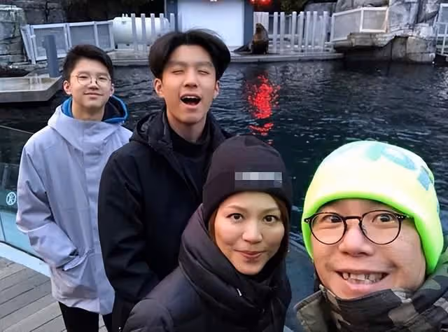 林曉峰前妻罕曬母子合影,1米86長子帥氣十足,是羽毛球運動健將