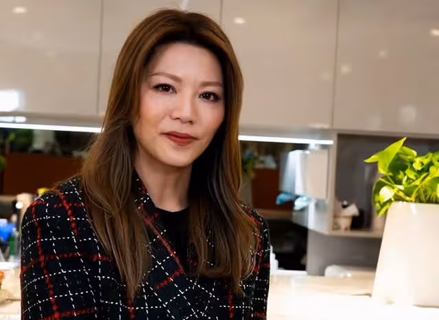 林曉峰前妻罕曬母子合影,1米86長子帥氣十足,是羽毛球運動健將