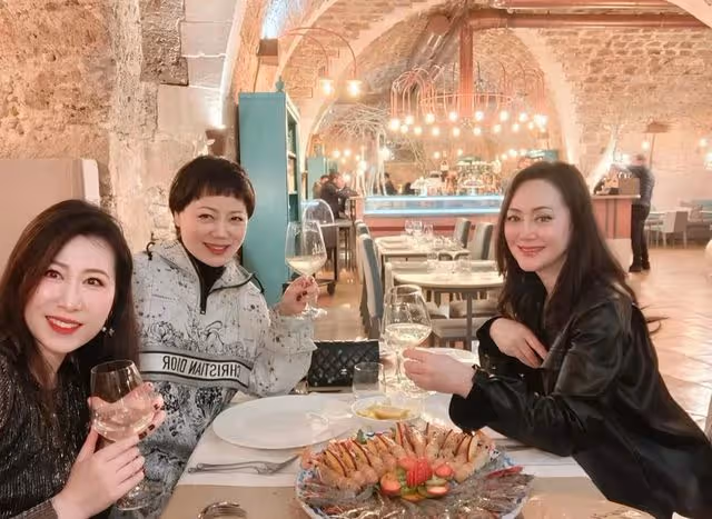 大宋佳移居國外近況,海島度假吃大餐太愜意,二婚洋老公沒露面