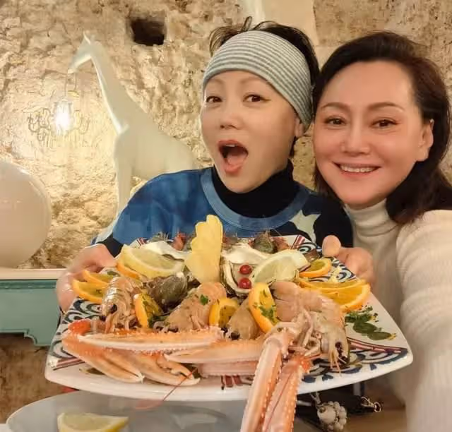 大宋佳移居國外近況,海島度假吃大餐太愜意,二婚洋老公沒露面