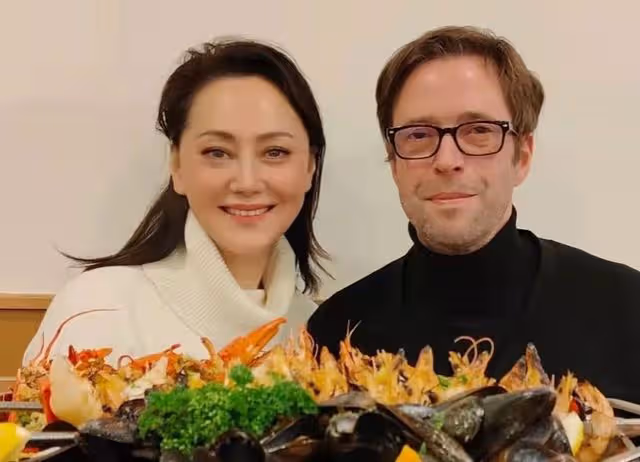 大宋佳移居國外近況,海島度假吃大餐太愜意,二婚洋老公沒露面