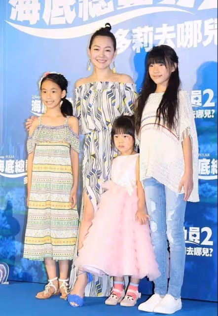 小s大女兒「成功換頭」,修長比例「高級臉」氣場超A,網:比超模還好看!