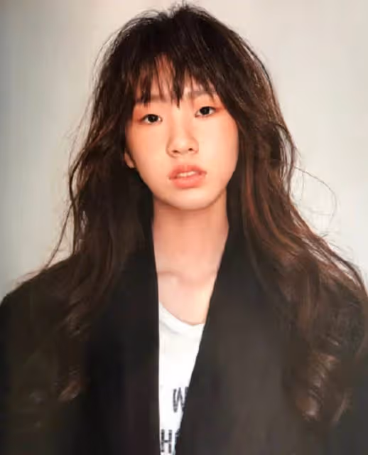 小s大女兒「成功換頭」,修長比例「高級臉」氣場超A,網:比超模還好看!