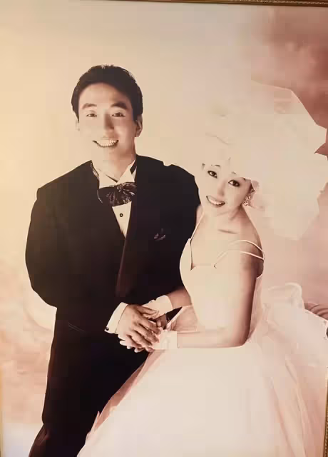 當年結婚上頭條!余皓然曬「25年前轟動全國」婚紗照 未婚懷孕「一句話跟定王中平」3個月就閃婚