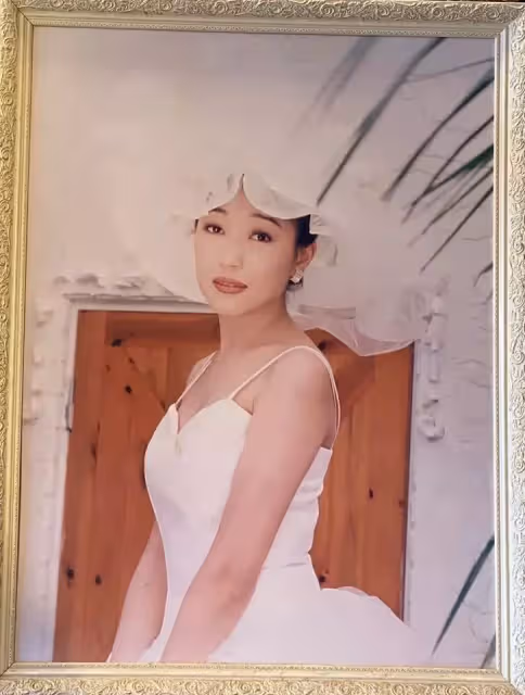 當年結婚上頭條!余皓然曬「25年前轟動全國」婚紗照 未婚懷孕「一句話跟定王中平」3個月就閃婚