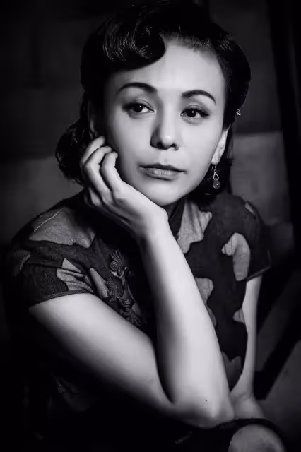 30歲出演「雪姨」爆紅!「兩度嫁豪門失婚」後獨自撫養兒子 今「兒成年帥氣懂事」52歲單身也瀟灑