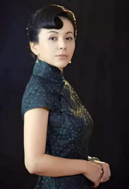 30歲出演「雪姨」爆紅!「兩度嫁豪門失婚」後獨自撫養兒子 今「兒成年帥氣懂事」52歲單身也瀟灑