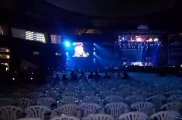 史上最慘淡演唱會!八萬人場館只有20人,包括掃地阿姨!很尷尬,網友:勇氣可嘉!心疼他一分鐘