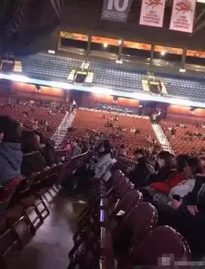 史上最慘淡演唱會!八萬人場館只有20人,包括掃地阿姨!很尷尬,網友:勇氣可嘉!心疼他一分鐘