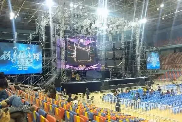史上最慘淡演唱會!八萬人場館只有20人,包括掃地阿姨!很尷尬,網友:勇氣可嘉!心疼他一分鐘