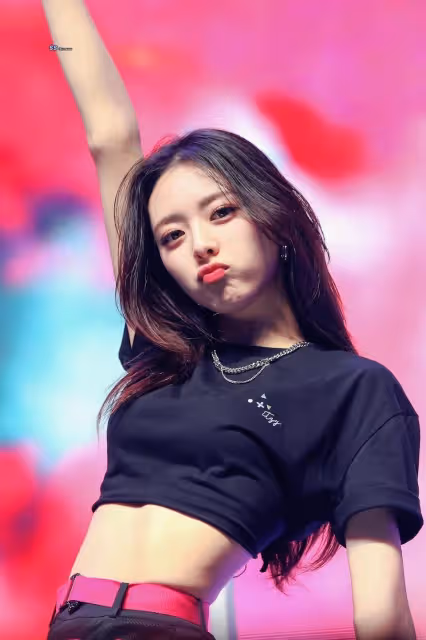 被指瘦到「肋骨現形」 掀熱議　ITZY Yuna安慰粉絲：我有好好吃飯