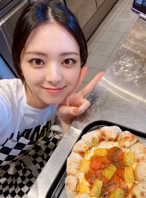 被指瘦到「肋骨現形」 掀熱議　ITZY Yuna安慰粉絲：我有好好吃飯
