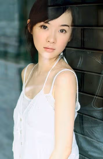 霍思燕室內抽菸被拍，40歲不修邊幅姿勢老練，煙齡被扒近十年