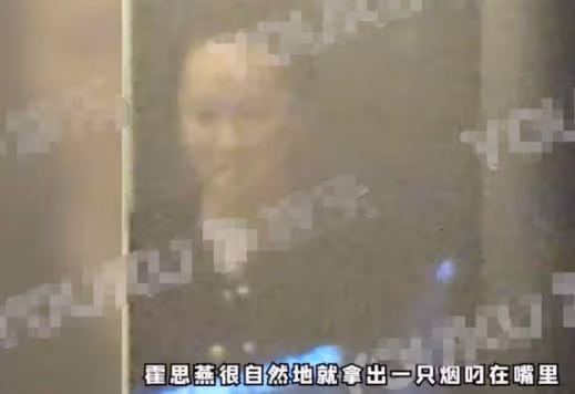 霍思燕室內抽菸被拍，40歲不修邊幅姿勢老練，煙齡被扒近十年
