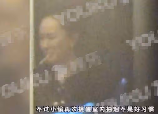 霍思燕室內抽菸被拍，40歲不修邊幅姿勢老練，煙齡被扒近十年