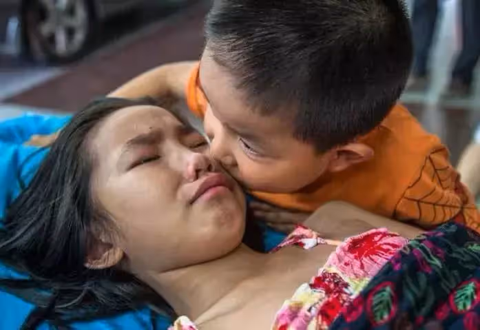 「姐不要怕」7歲弟弟推著11歲腎裂姐姐看病,安慰姐姐:爸爸媽媽不要我們沒關系,我養你啊