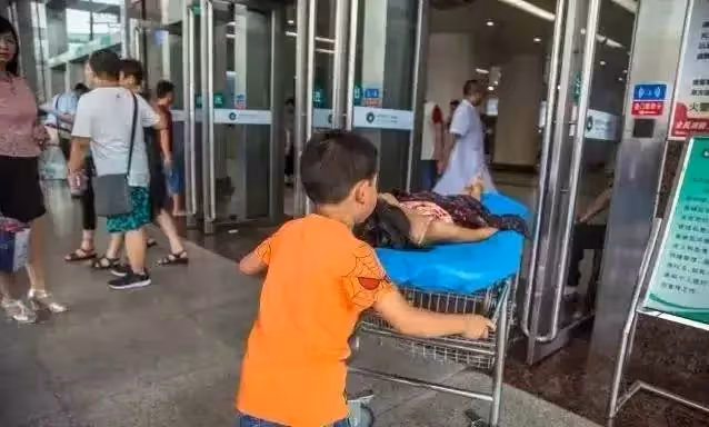 「姐不要怕」7歲弟弟推著11歲腎裂姐姐看病,安慰姐姐:爸爸媽媽不要我們沒關系,我養你啊