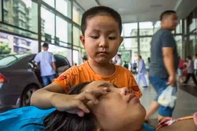 「姐不要怕」7歲弟弟推著11歲腎裂姐姐看病,安慰姐姐:爸爸媽媽不要我們沒關系,我養你啊