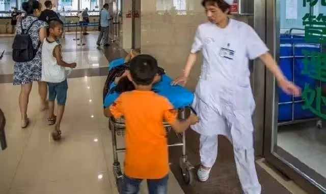 「姐不要怕」7歲弟弟推著11歲腎裂姐姐看病,安慰姐姐:爸爸媽媽不要我們沒關系,我養你啊
