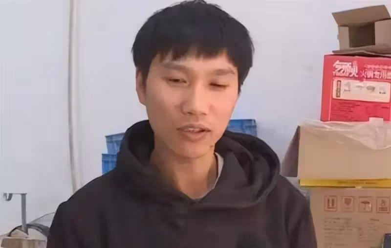 大爺連續用手繪紙幣買面條,暖心攤主不揭穿,誰知9年後突傳老人消息,讓攤主當場淚崩