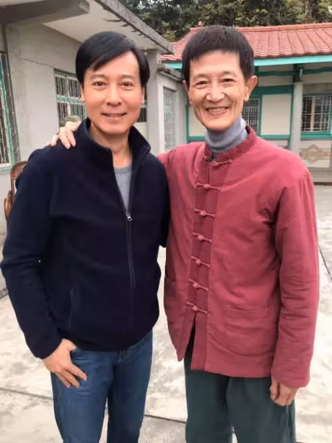 66歲阿西全家山居15年,花兩百萬買800坪新店山坡地養雞養鴨,長年茹素不殺生,讀了「般若波羅蜜心經」後,坦言人生大轉變