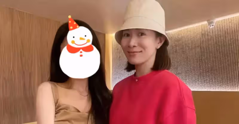 47歲佘詩曼吃飯被偶遇，與網友合影親和力超足，素顏被贊像20歲