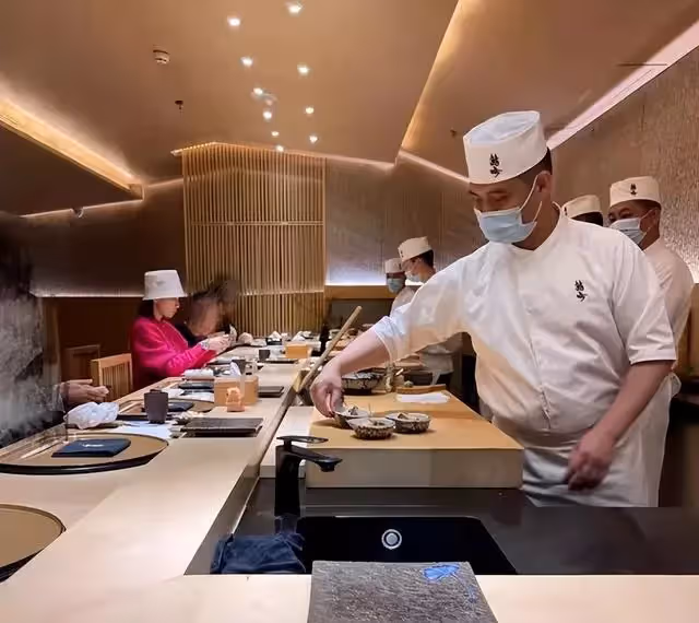 47歲佘詩曼吃飯被偶遇,與網友合影親和力超足,素顏被贊像20歲