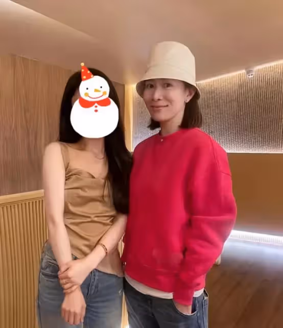 47歲佘詩曼吃飯被偶遇,與網友合影親和力超足,素顏被贊像20歲